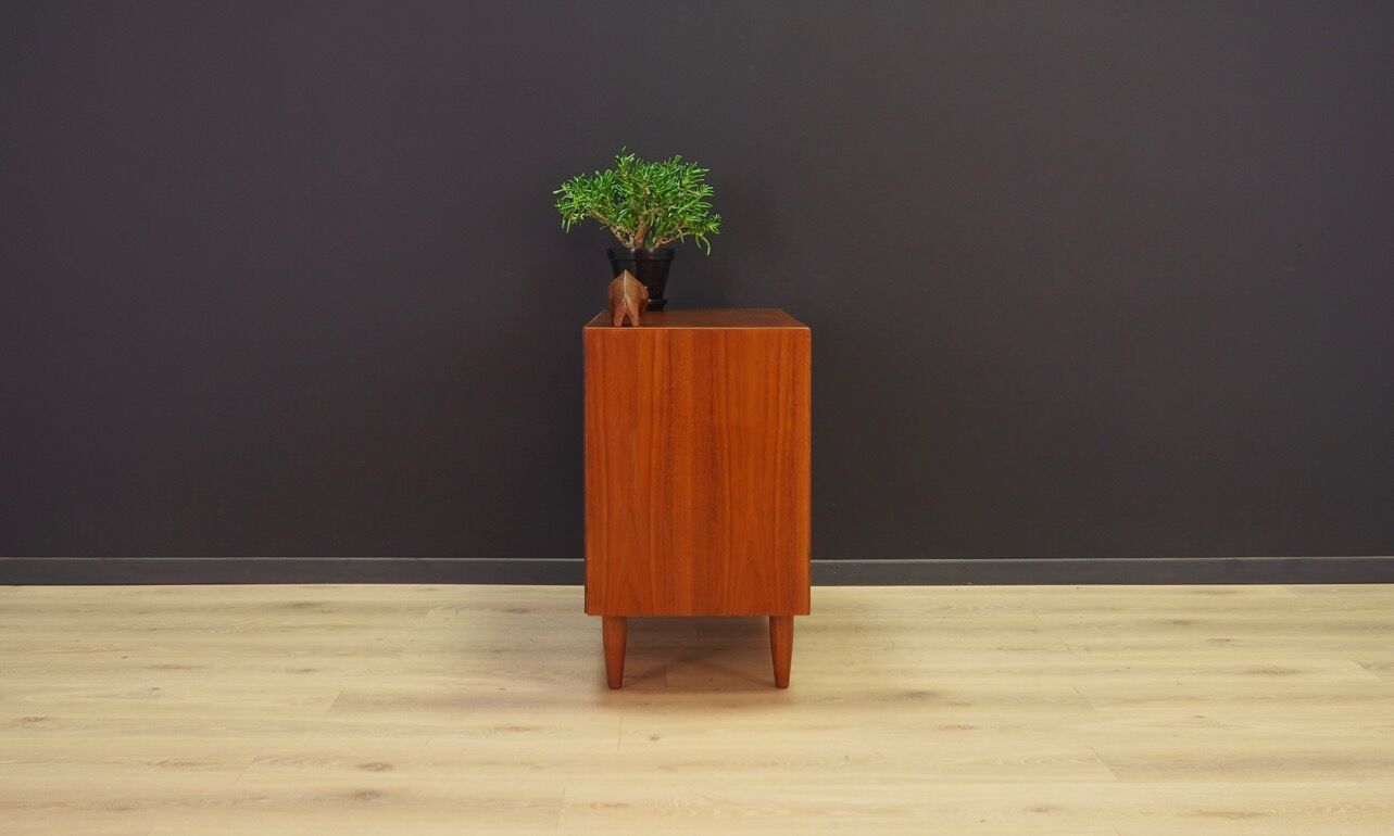 Classic chest of drawers