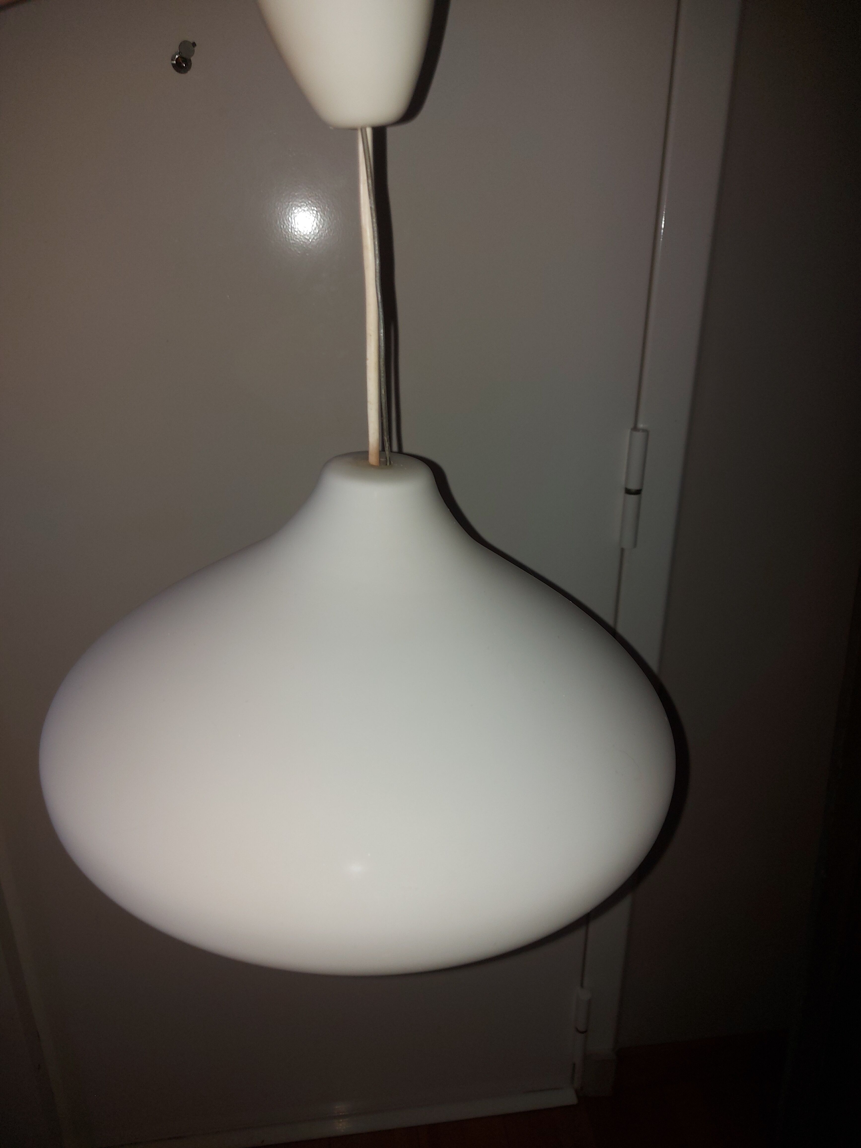 Vintage suspension in white opaline