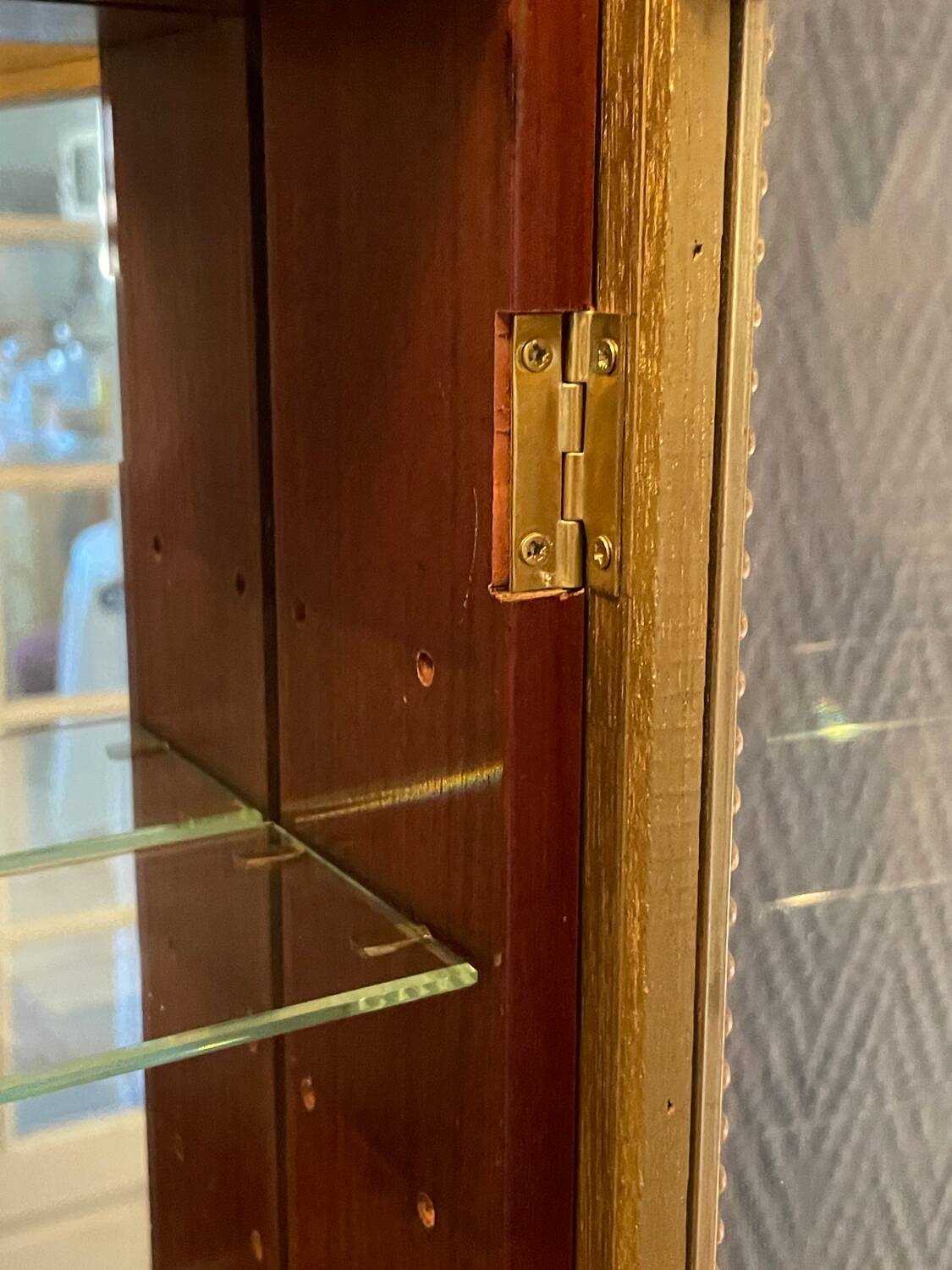 Vitrine en bois doré à suspendre .