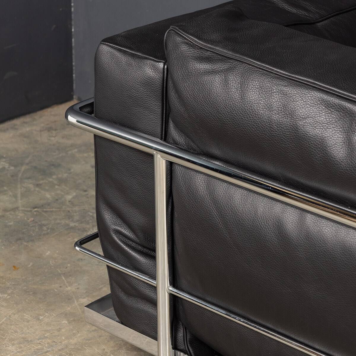 3 fauteuil grand confort, deux places cassina sofa. le corbusier