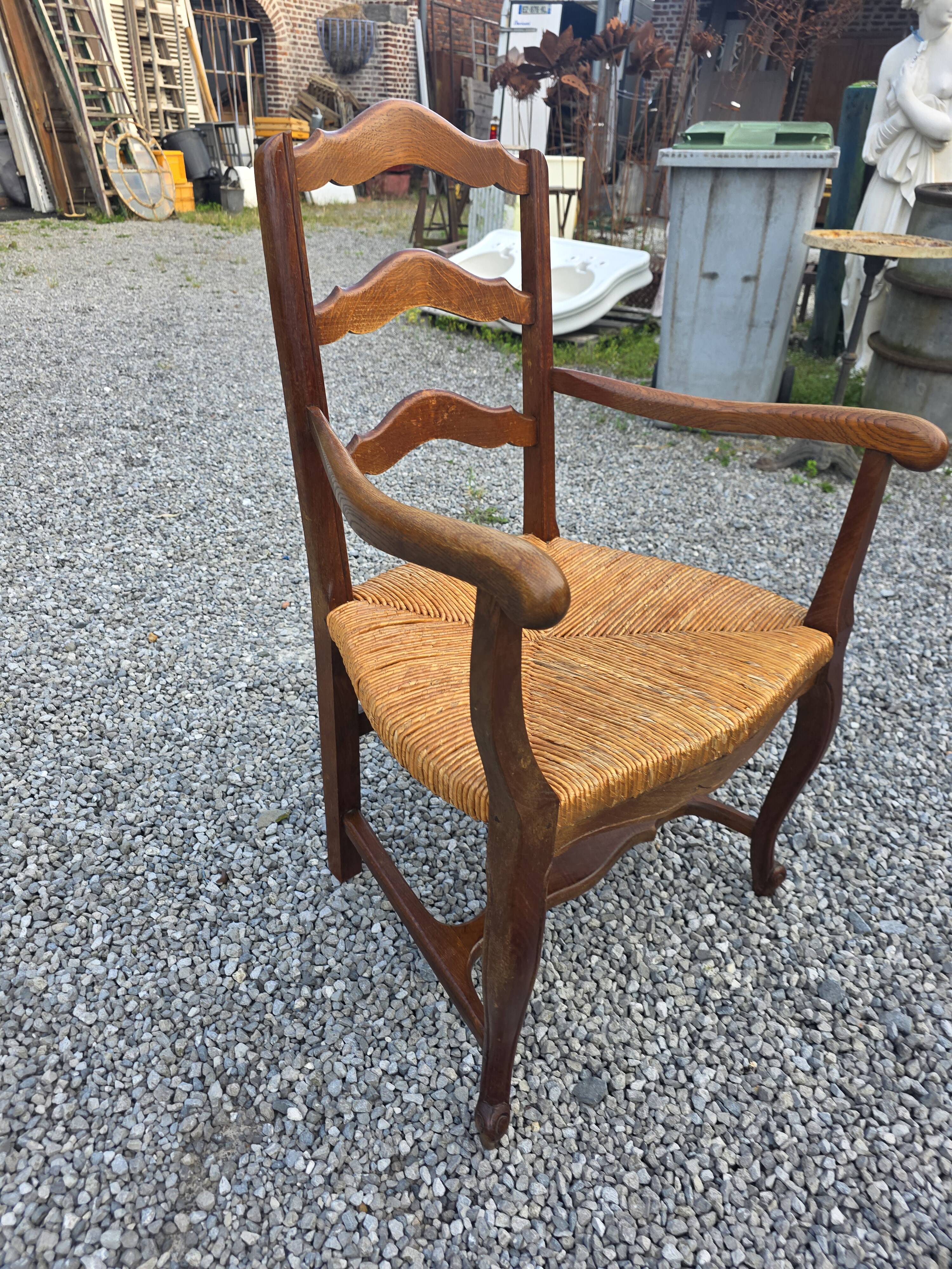 Fauteuil en chêne style Louis XV