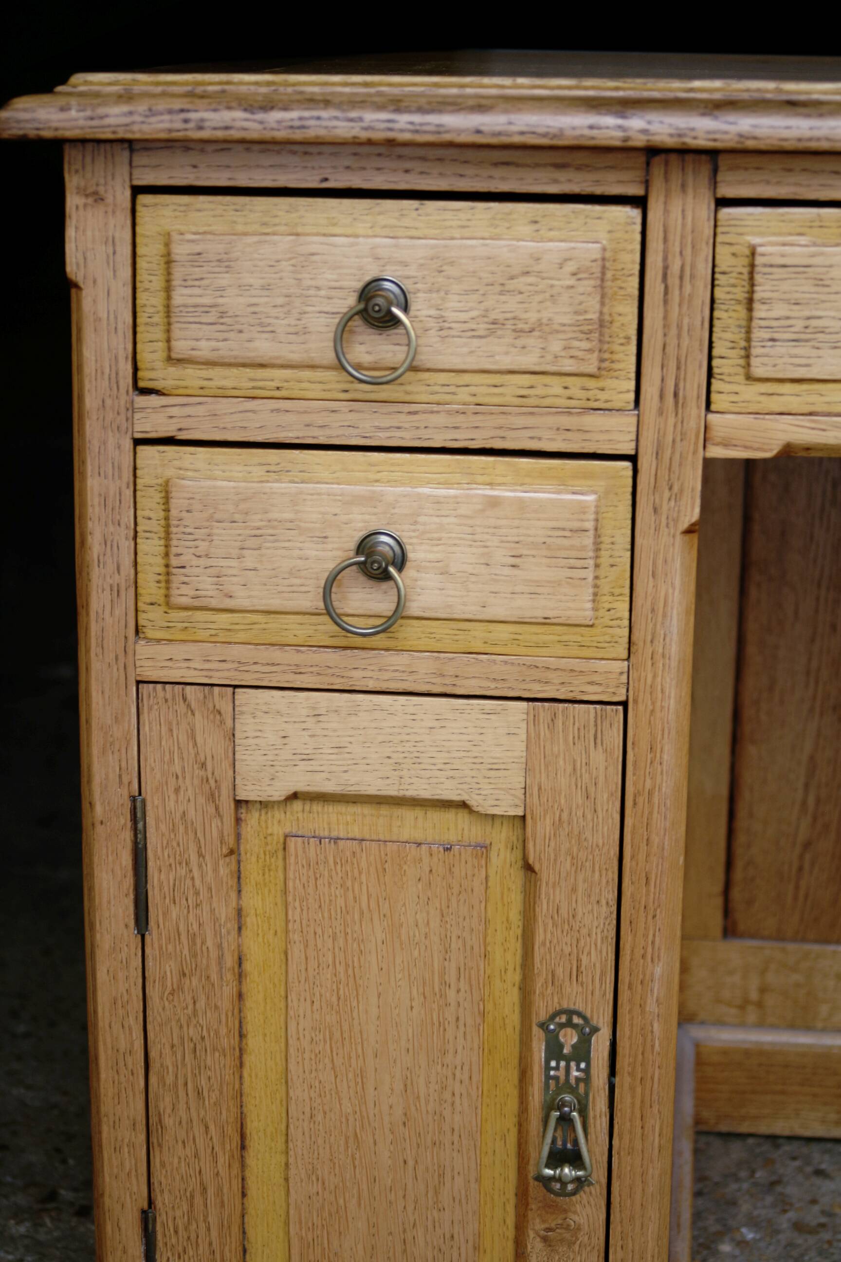 Bureau d'appoint en chêne blond de très belle facture. Début XXeme