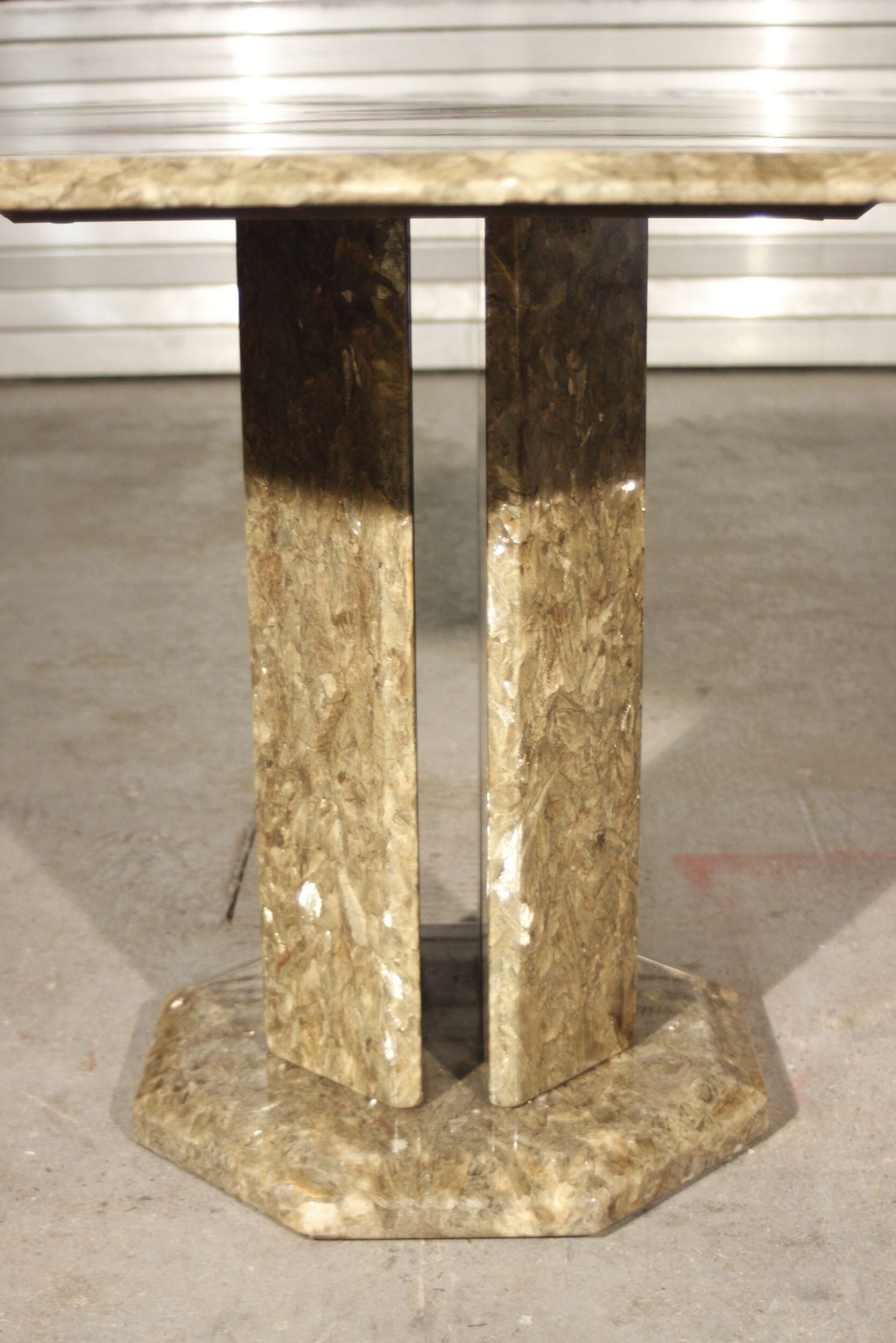 Octagonal post-modernist lounge table in marble beaded massive green quartz, Italy 1970s