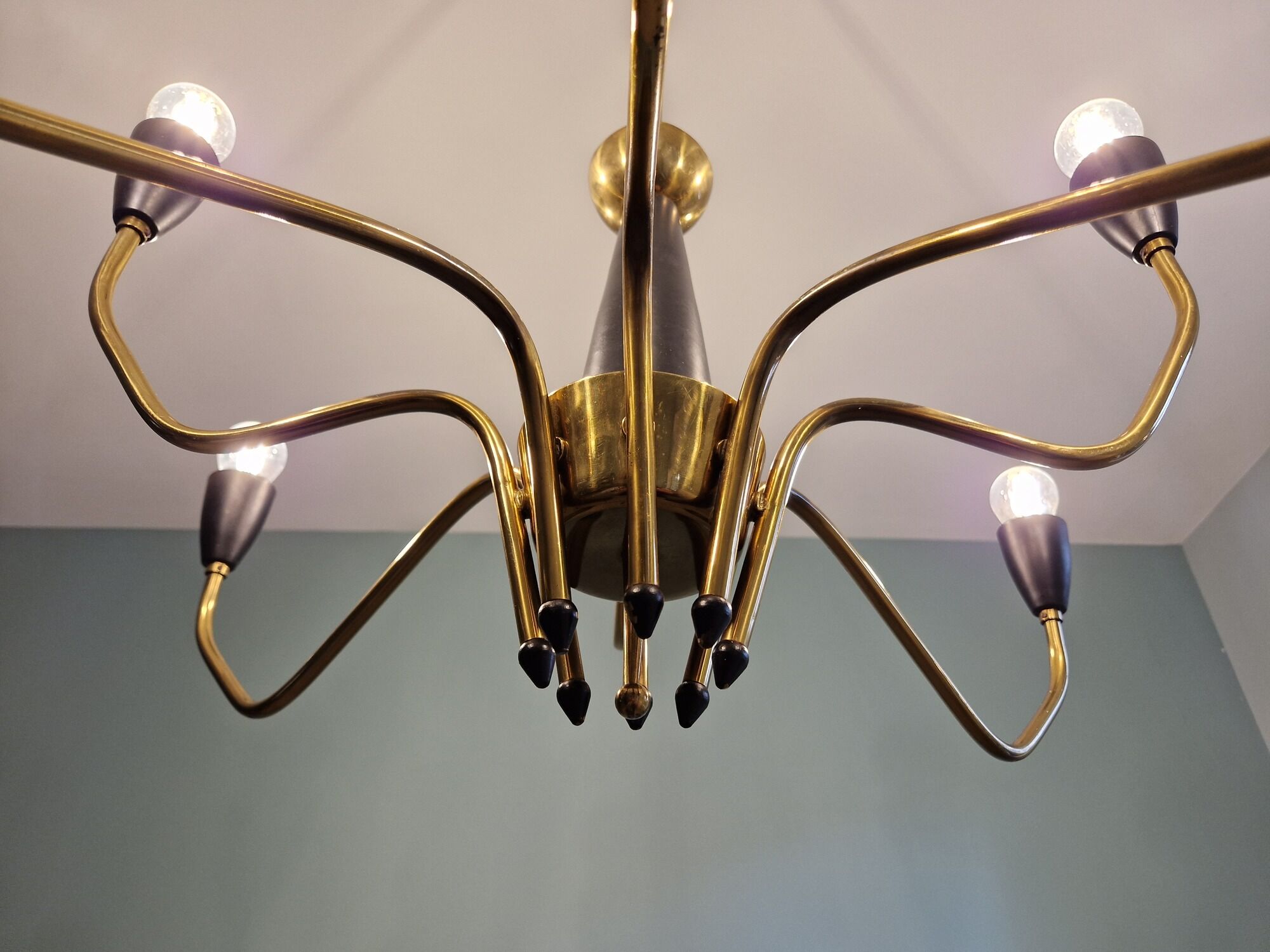 Spider chandelier in brass and black lacquered metal Italian design 1950s