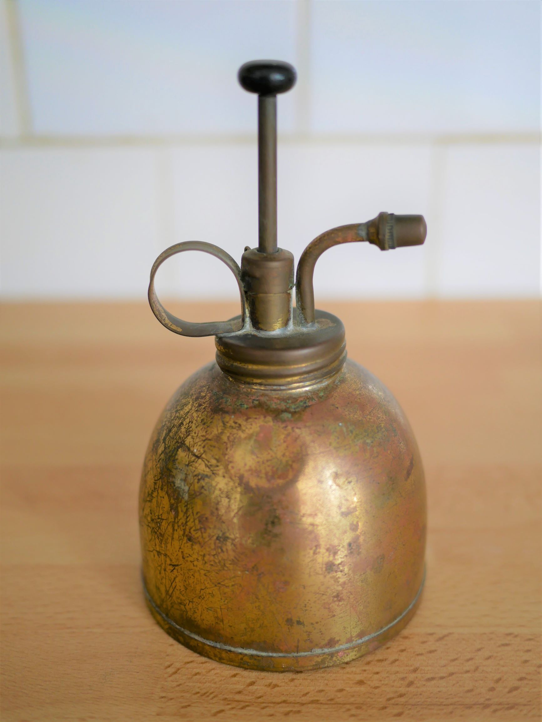 Brass oil can