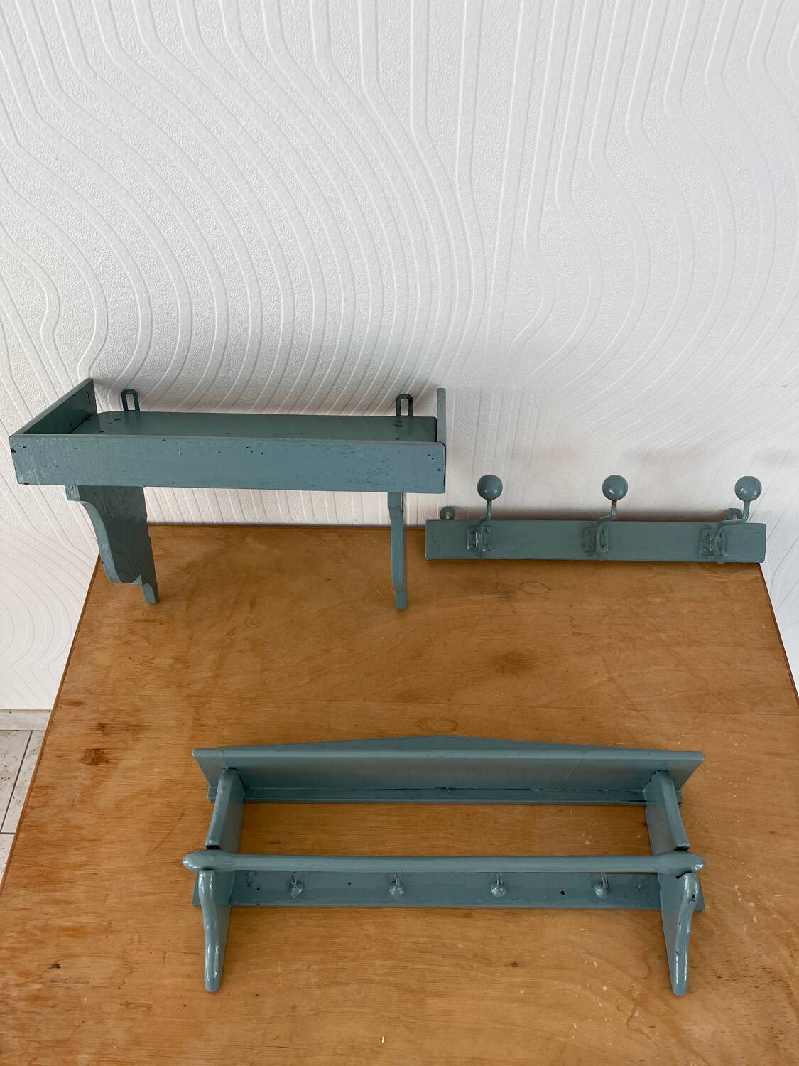 Set of 2 shelves and 1 vintage coat rack