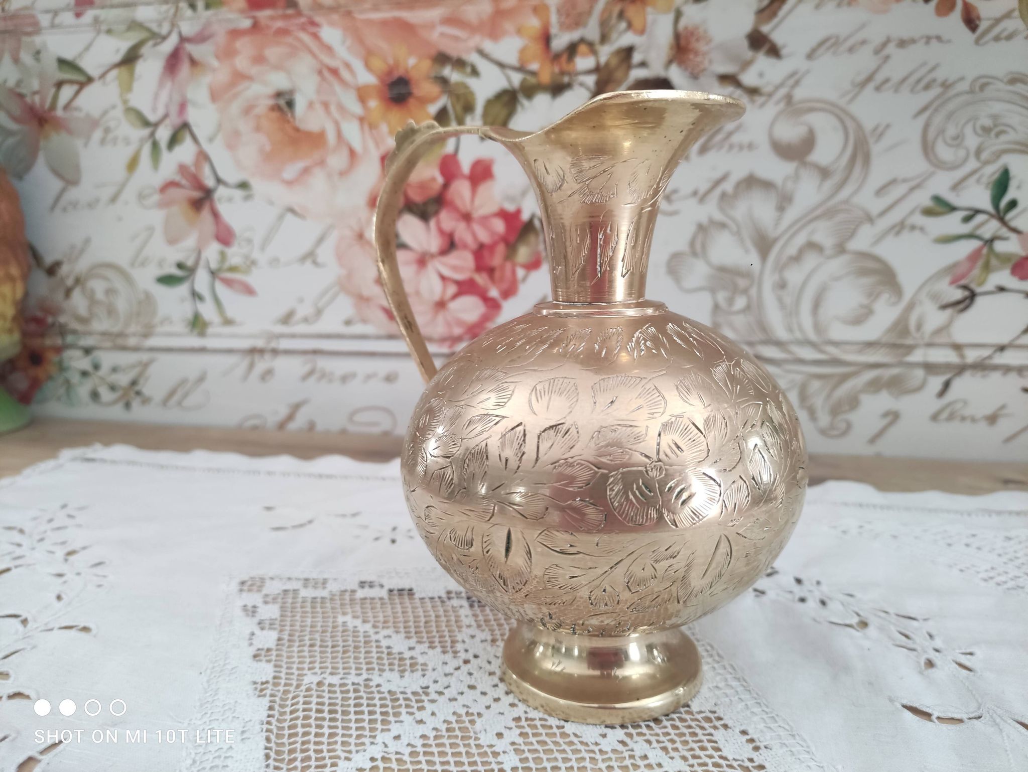 Pichet en laiton ciselé décor feuillages