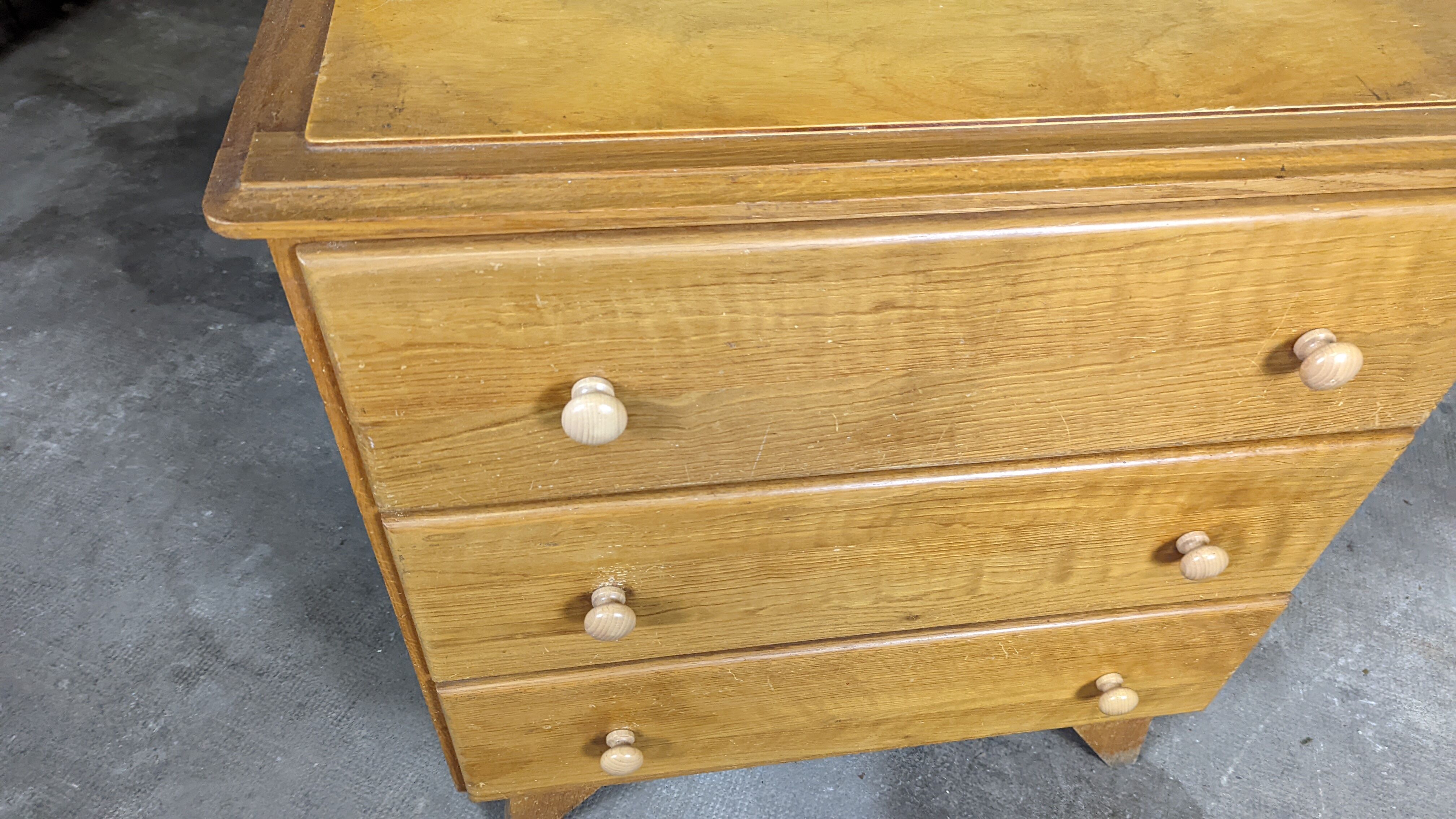 Scandinavian compass foot dresser