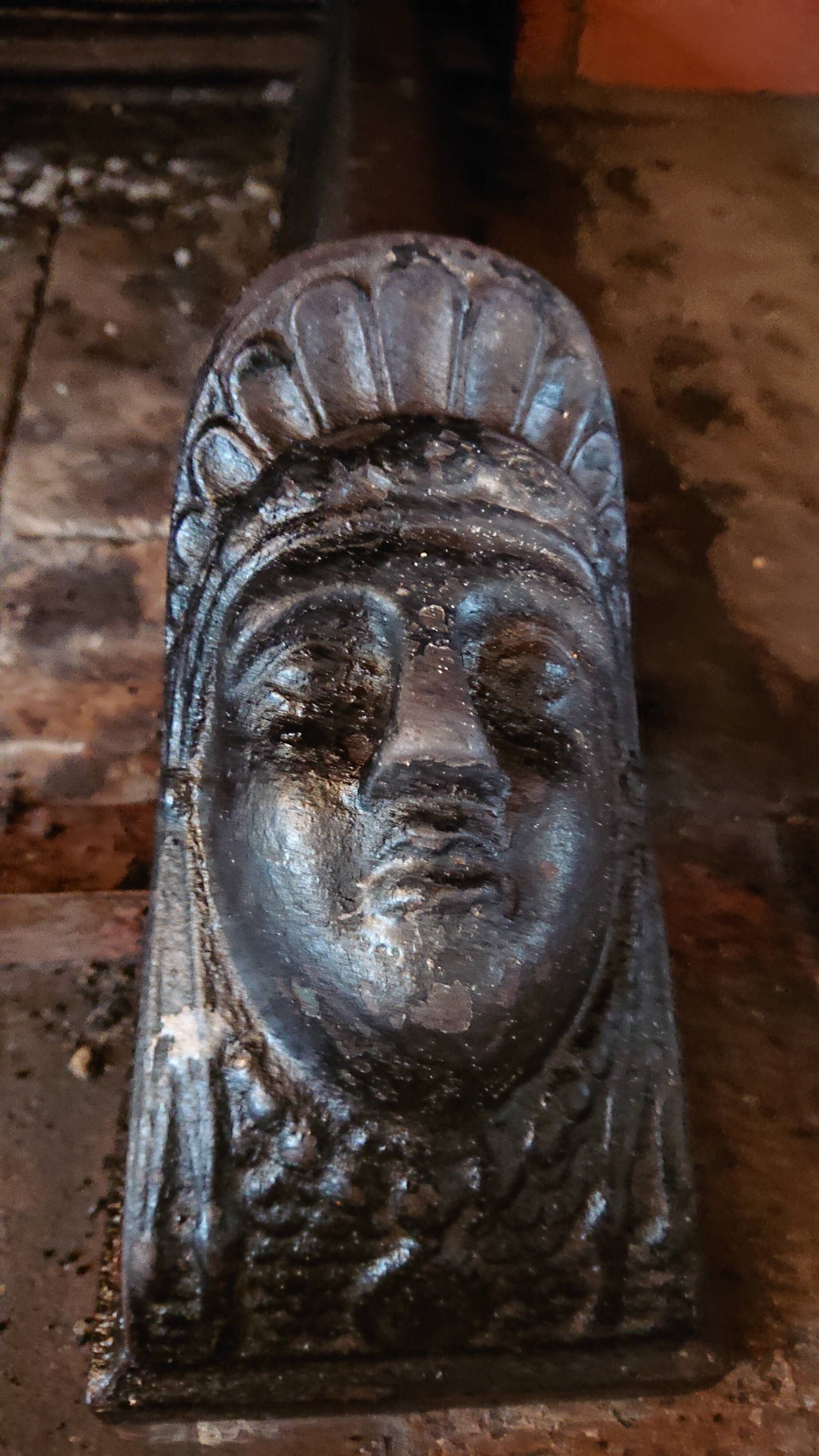 Chenets et plaque en fonte