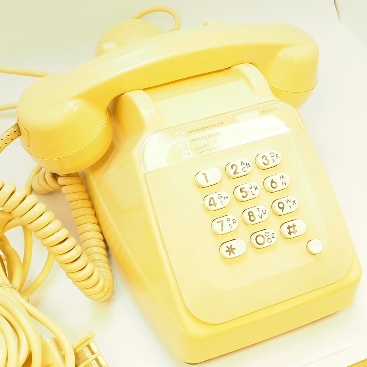 Vintage beige phone with keys