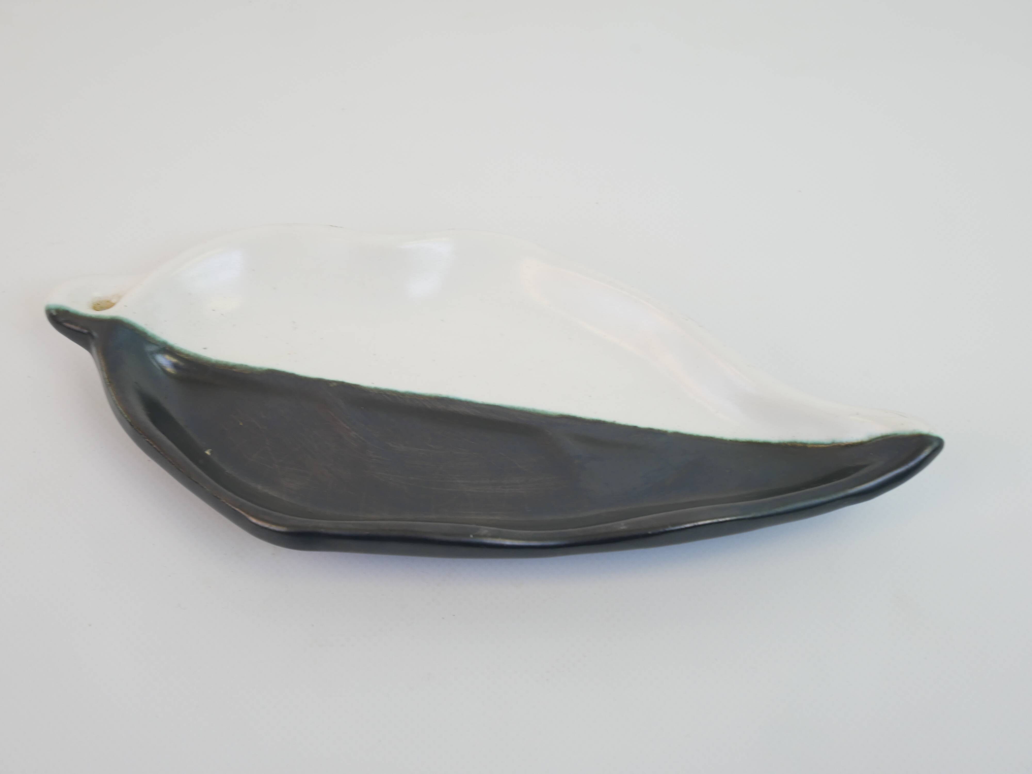 Leaf-shaped pocket emptier, two-tone ceramic by Cerenne Vallauris