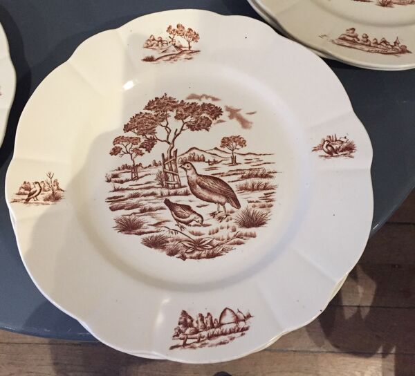 Suite de 9 assiettes plates en terre de fer modele bourgogne longchamp decor chasse