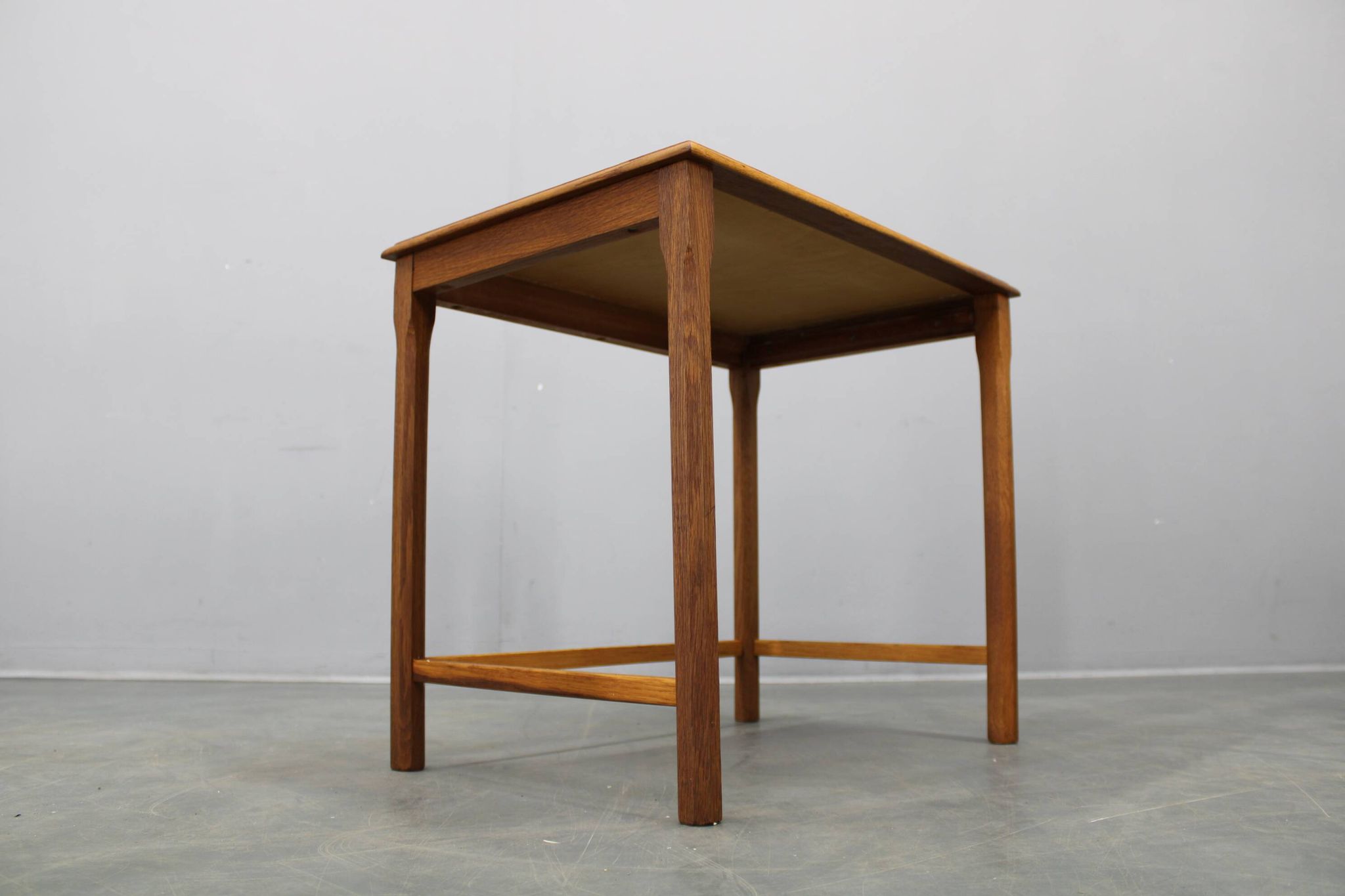 Tables gigognes danoises en chêne des années 50 avec des plateaux en carrelage.