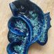 Plat en céramique en forme de poisson bleu