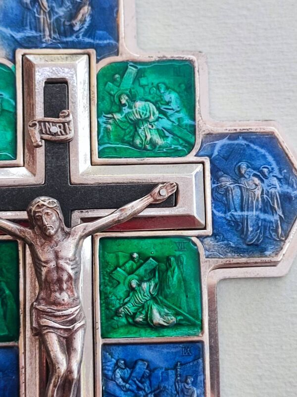 Crucifix en métal et émail
