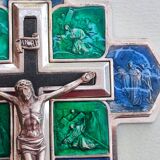 Crucifix en métal et émail