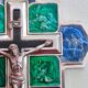 Crucifix en métal et émail