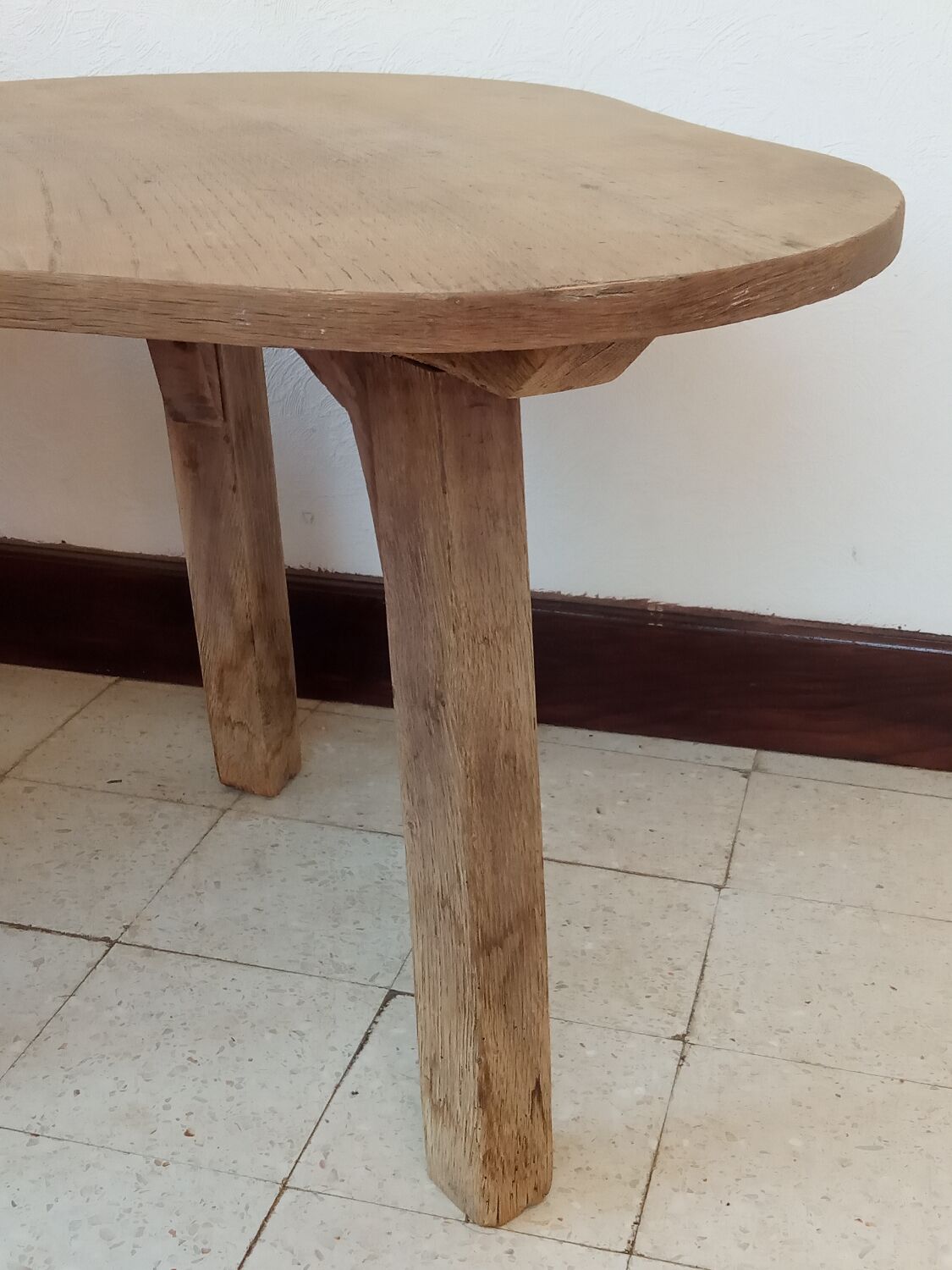 Table tripode brutaliste
