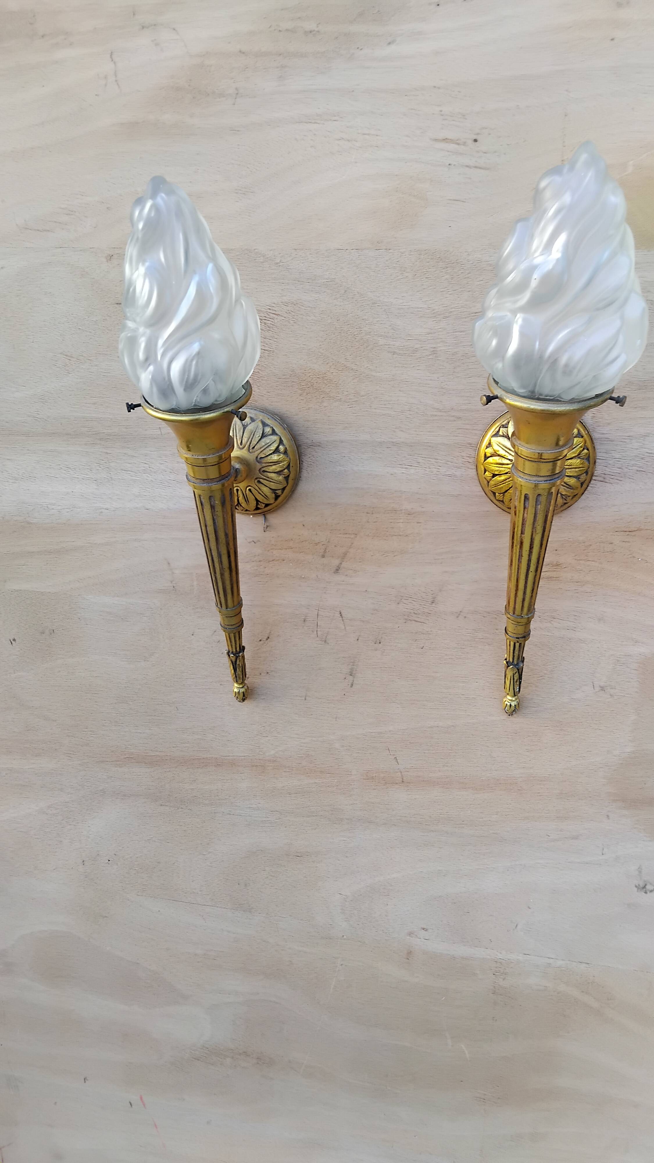 Paire d'appliques flambeau vintage en bronze