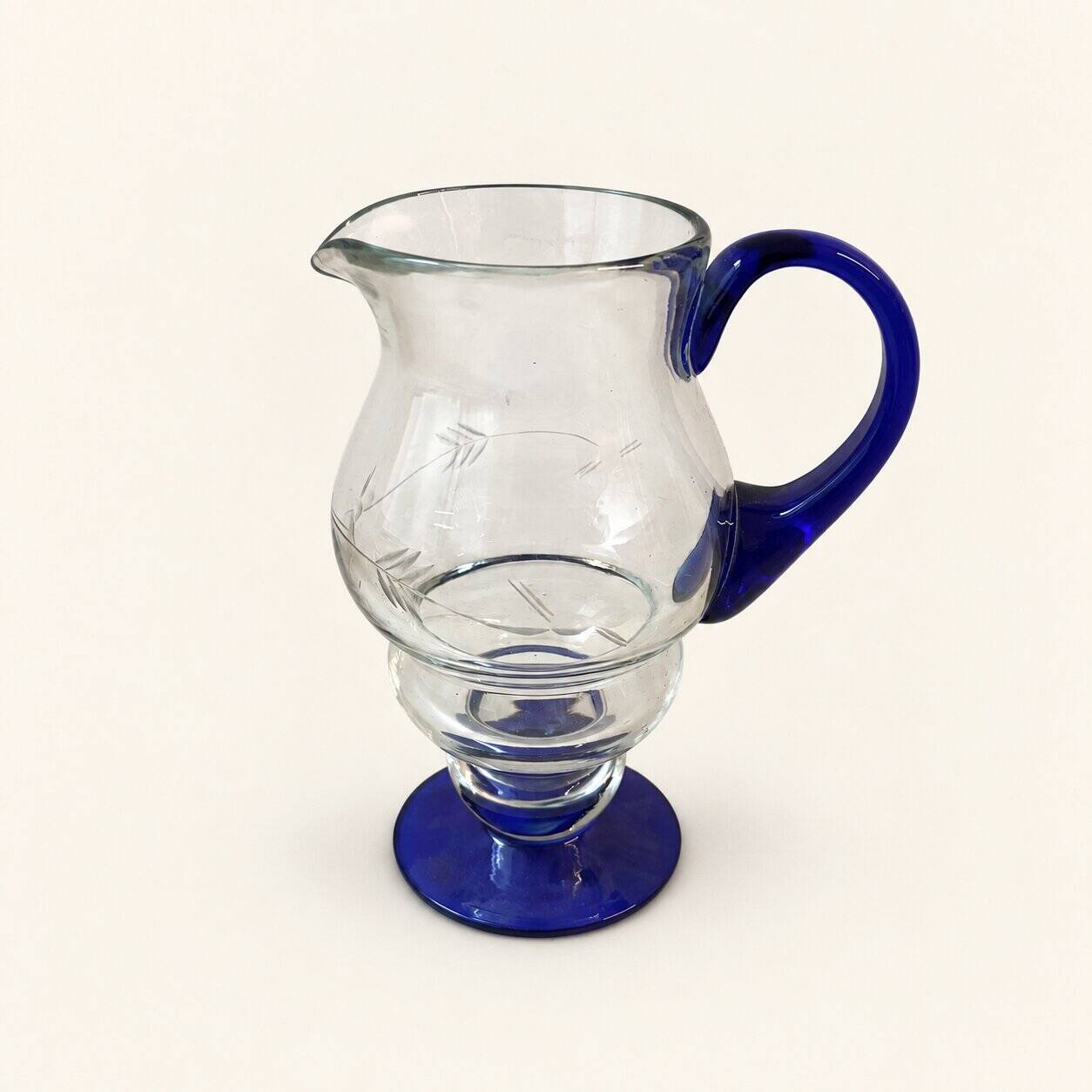 Carafe en verre bleu