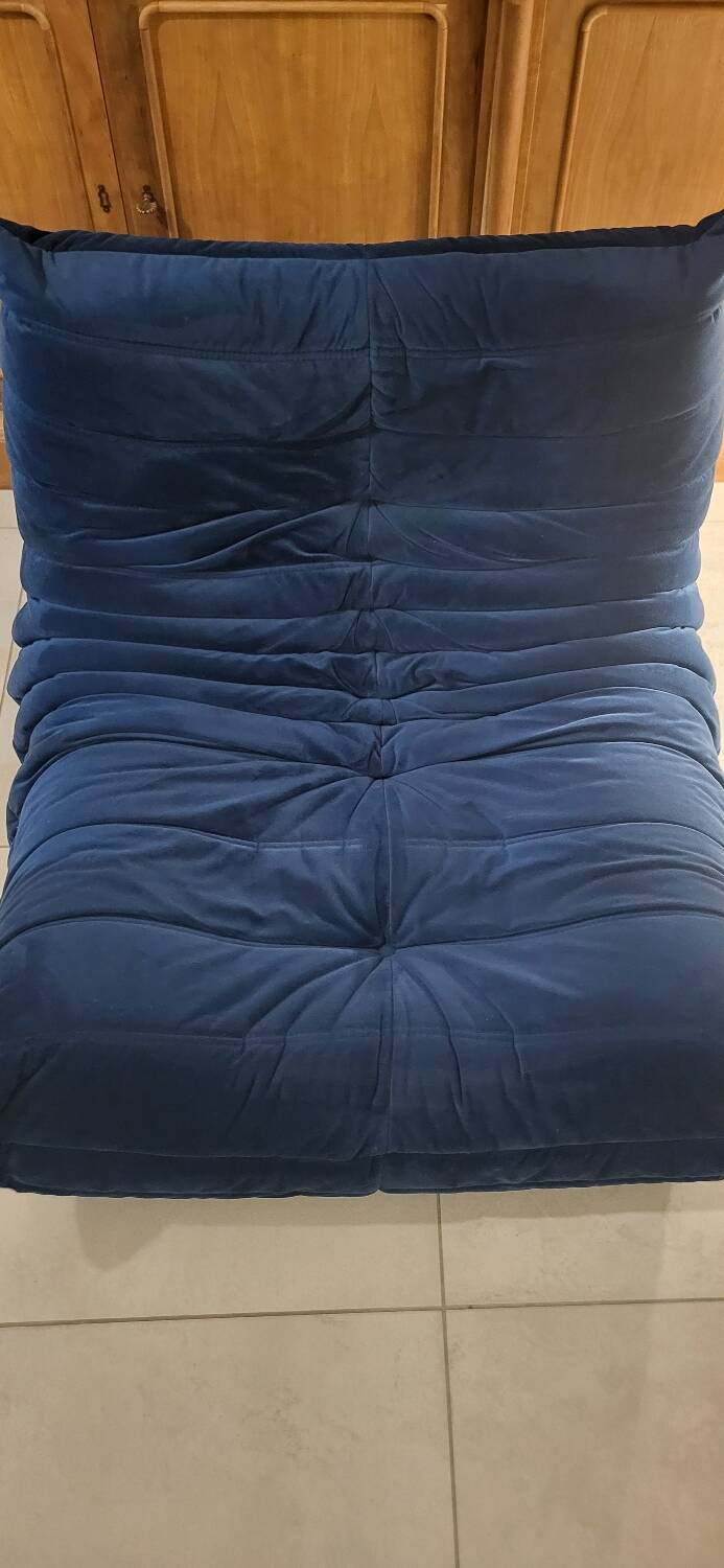 Chauffeuse Togo Ligne Roset bleu roi