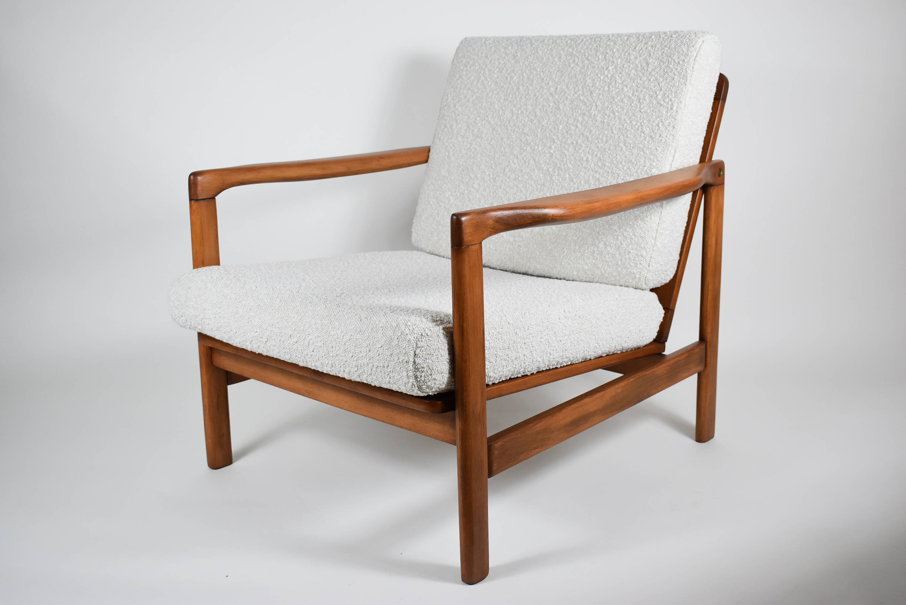 Fauteuil bouclé original, vintage, restauré, blanc, teck
