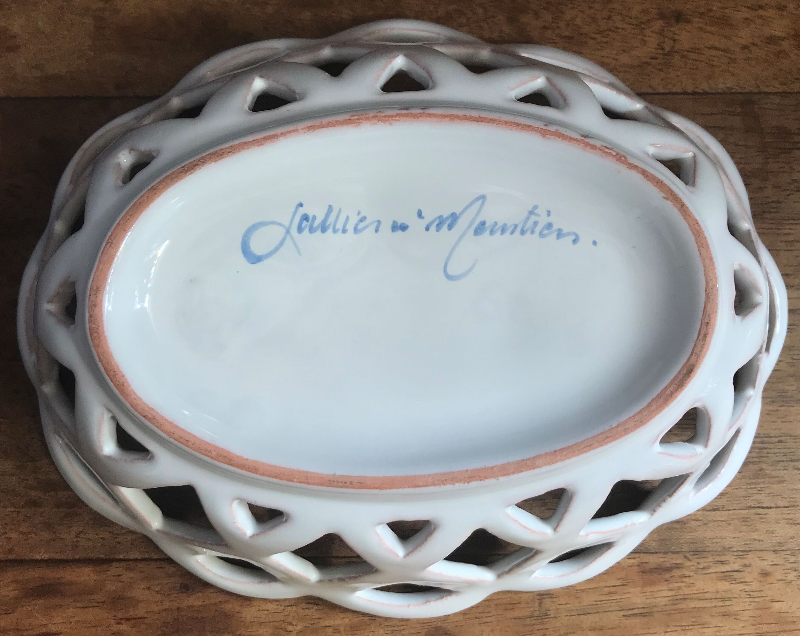 Small ceramic basket from Moustier. signed
