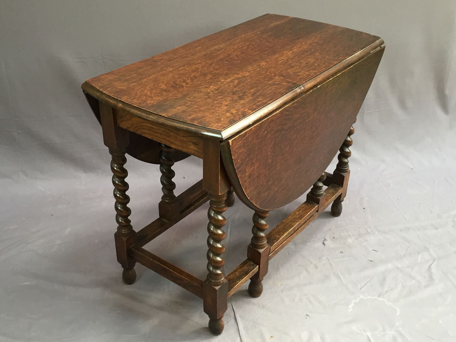 Table pliante en chêne des années 1900