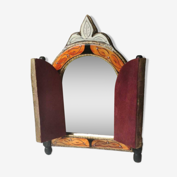 Miroir artisanal Marocain/Autel Mural à double portes. En laiton martelé, os et bois. Années 50. Dim. 33 x 23 cm