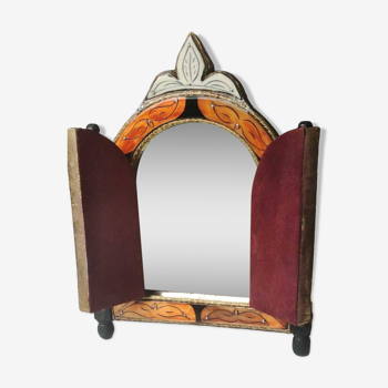 Moroccan handcrafted mirror/wall altar with double doors. In hammered brass, bone and wood. 1950s. Size 33 x 23 cm