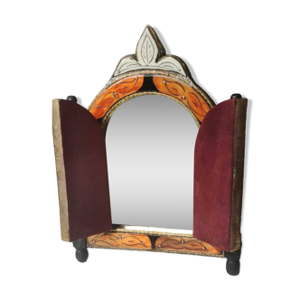 Moroccan handcrafted mirror/wall altar with double doors. In hammered brass, bone and wood. 1950s. Size 33 x 23 cm