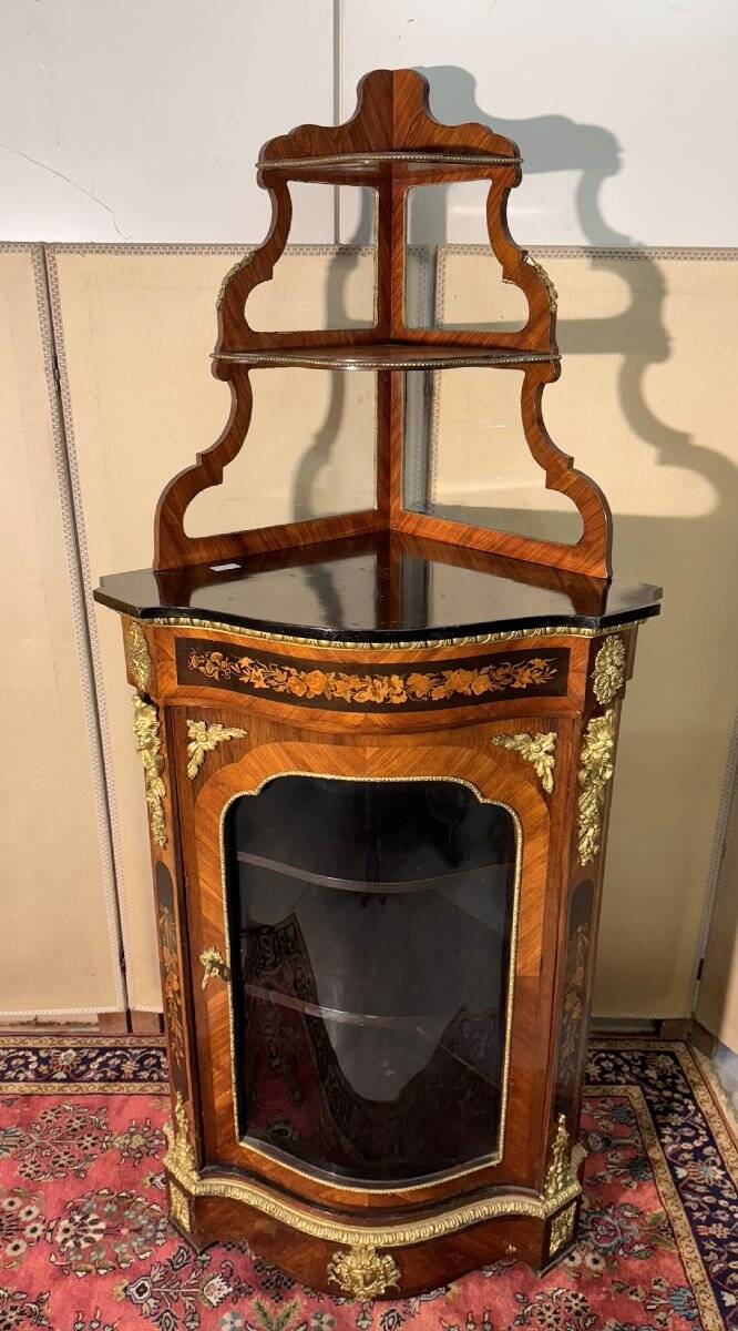 Encoignure galbée style Louis XIV en bois de rose et marquéterie
