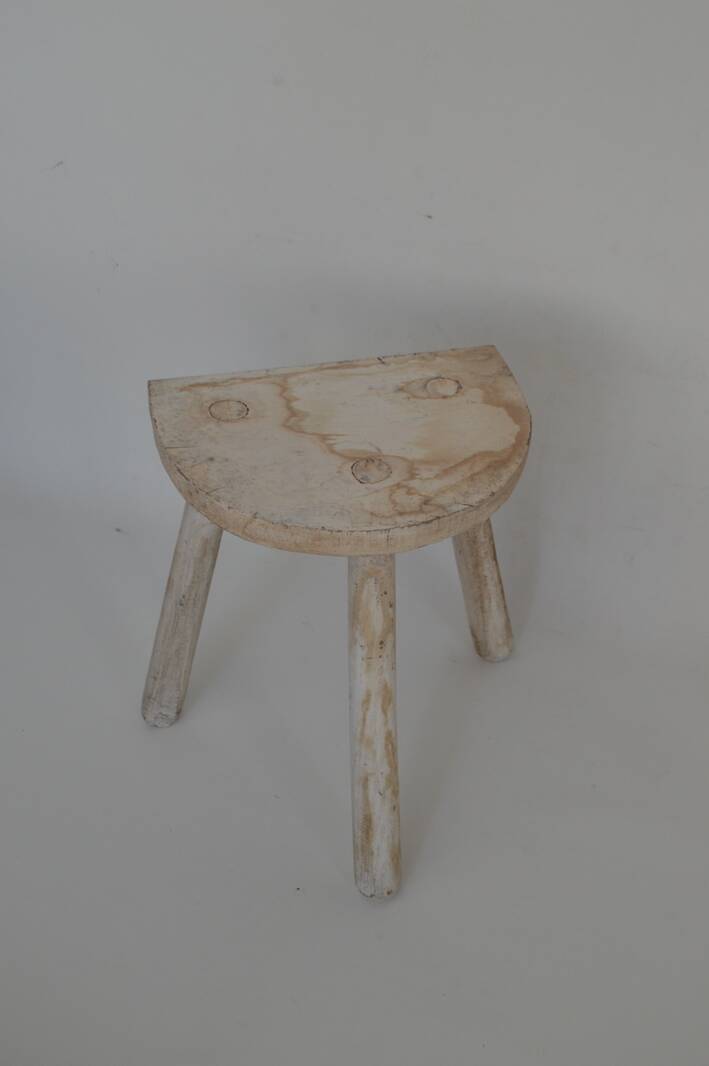 Half-moon tripod stool