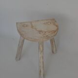 Half-moon tripod stool