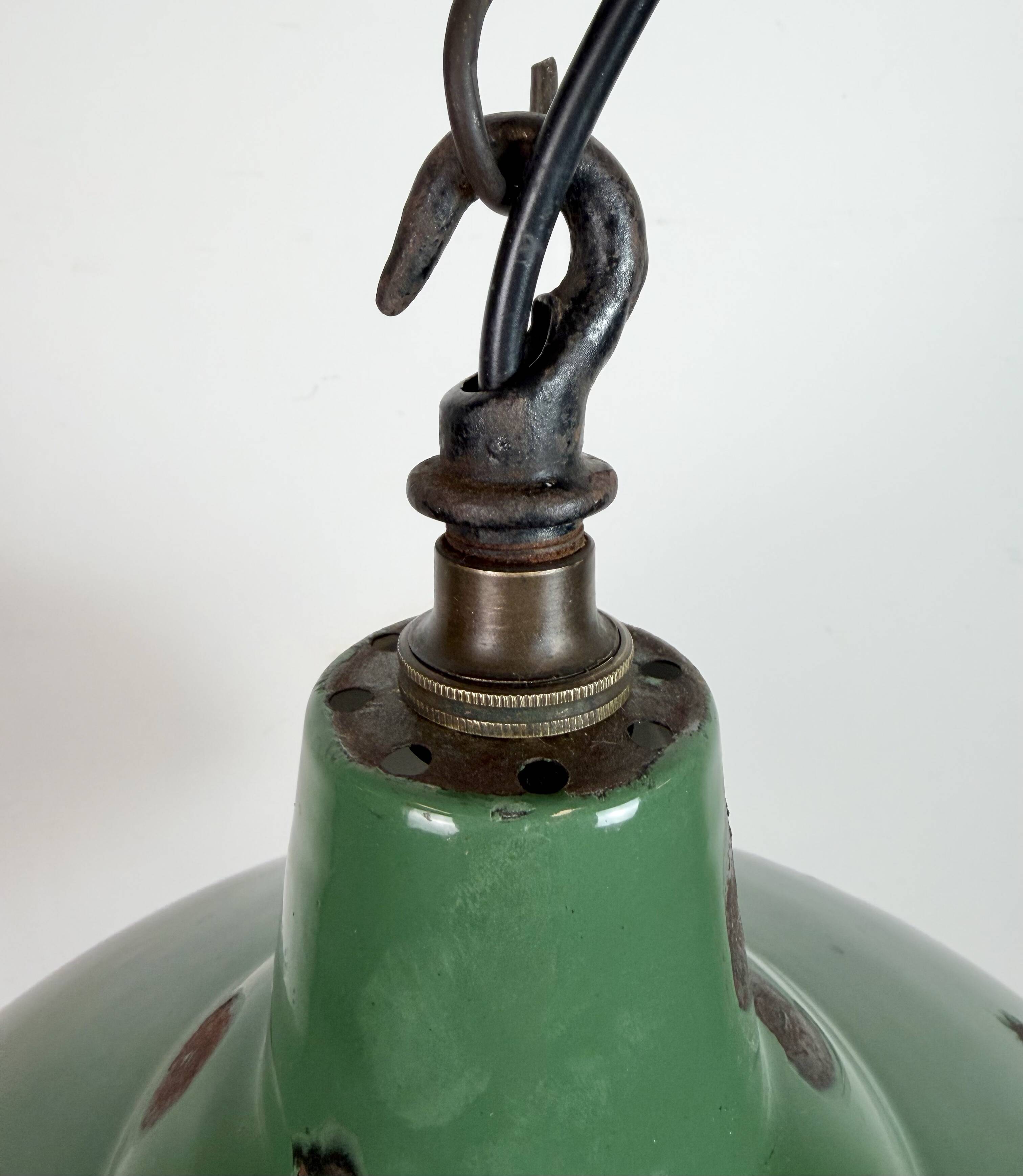 Lampe suspendue en émail vert britannique industriel, années 1960