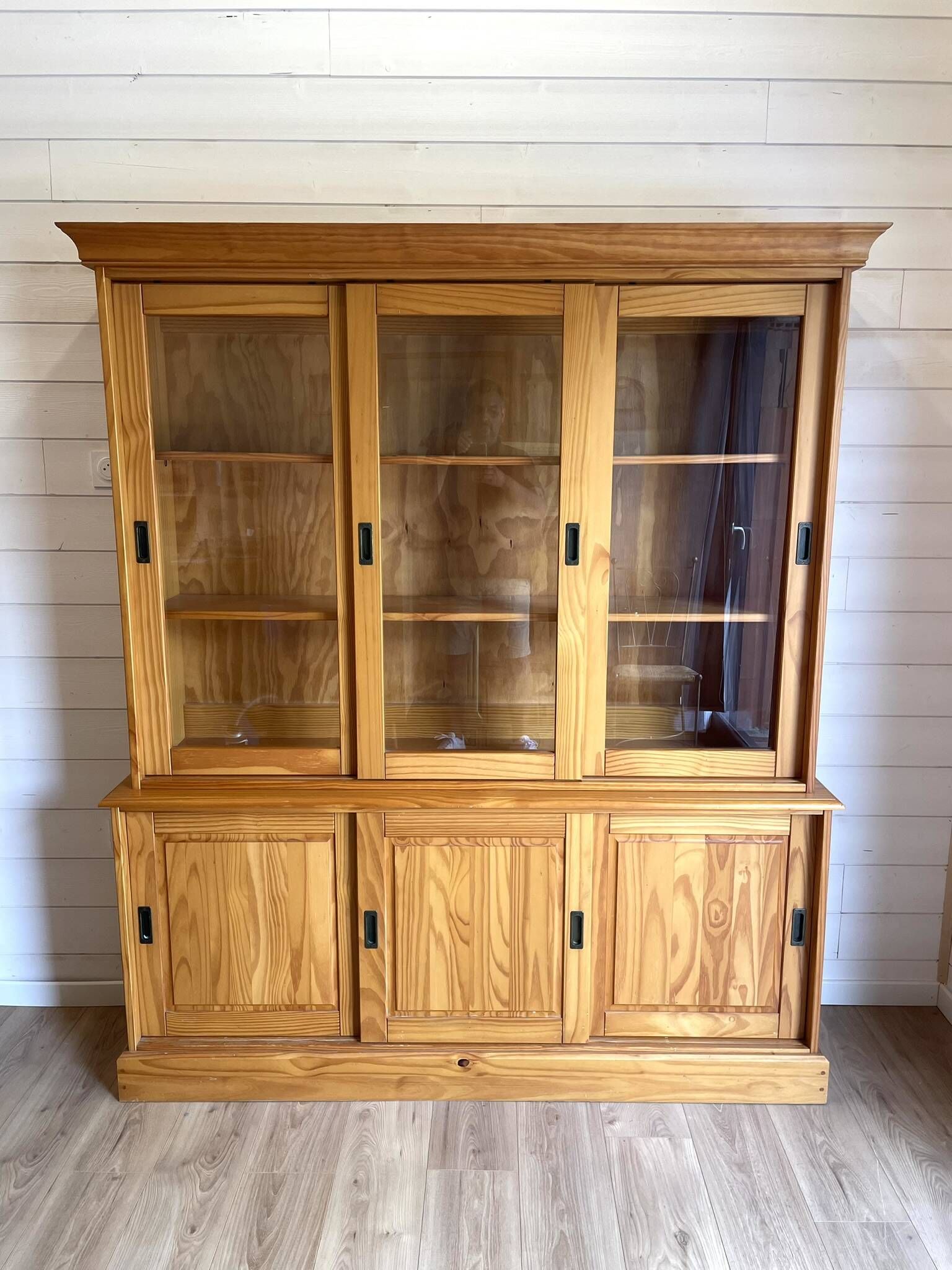 Large vintage display cabinet in solid pine with sliding doors, Country style.
