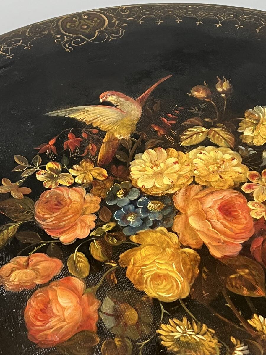 Napoleon III guéridon table in black lacquered wood with floral painted decoration, 19th century.