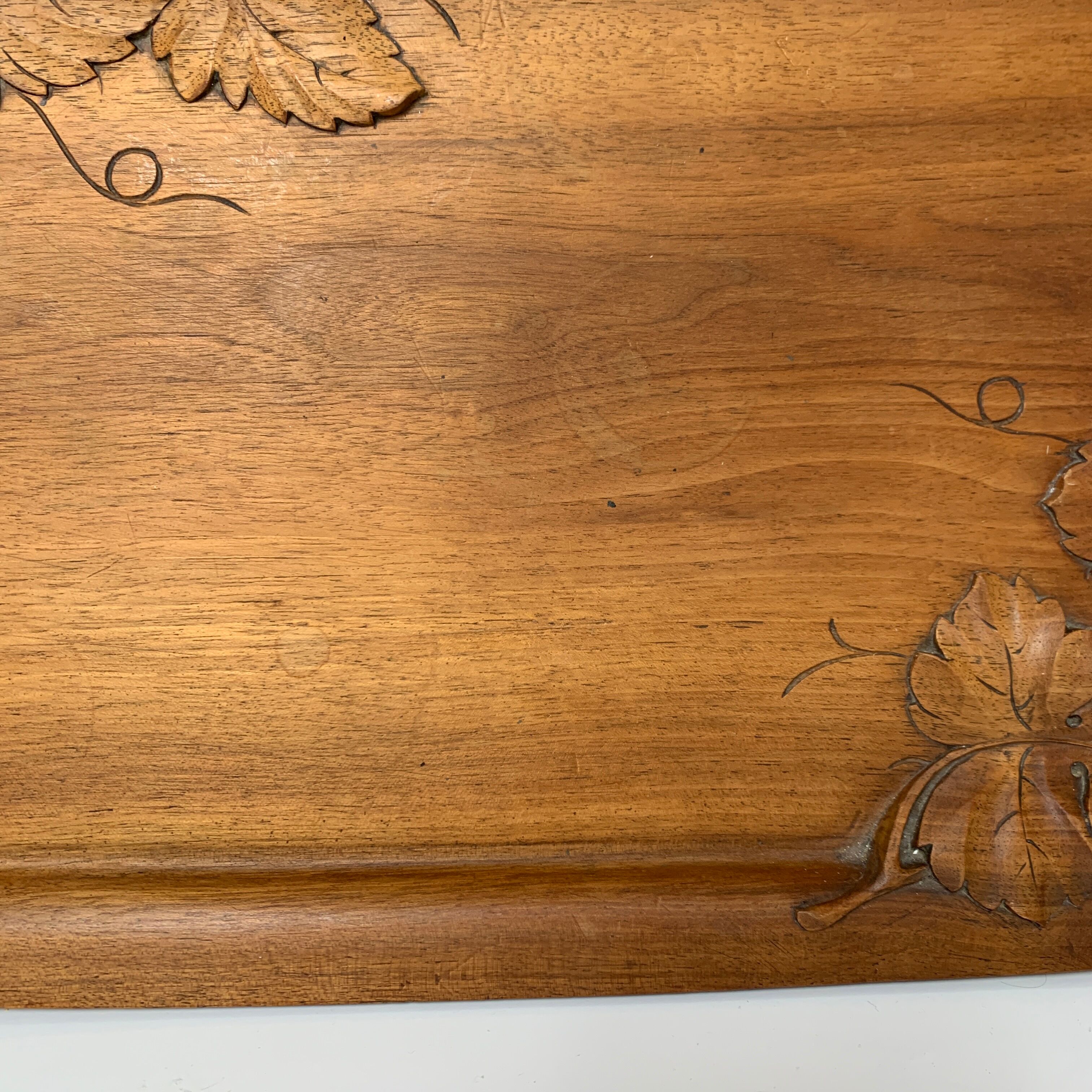 Scuplté wooden top in Art Nouveau Style Marbois