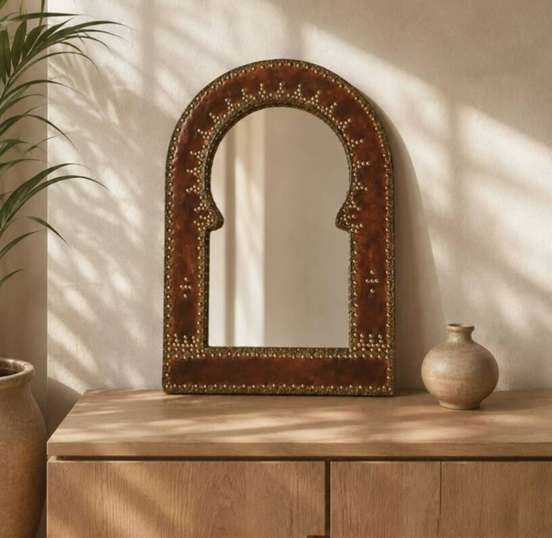Miroir vintage en cuir clouté et laiton