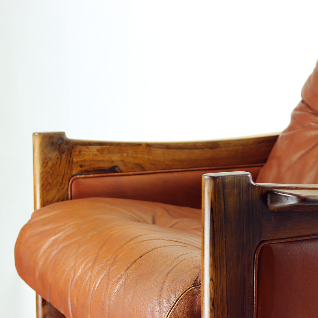 Fauteuil mid century en cuir de cognac et bois de rose massif, 1970s