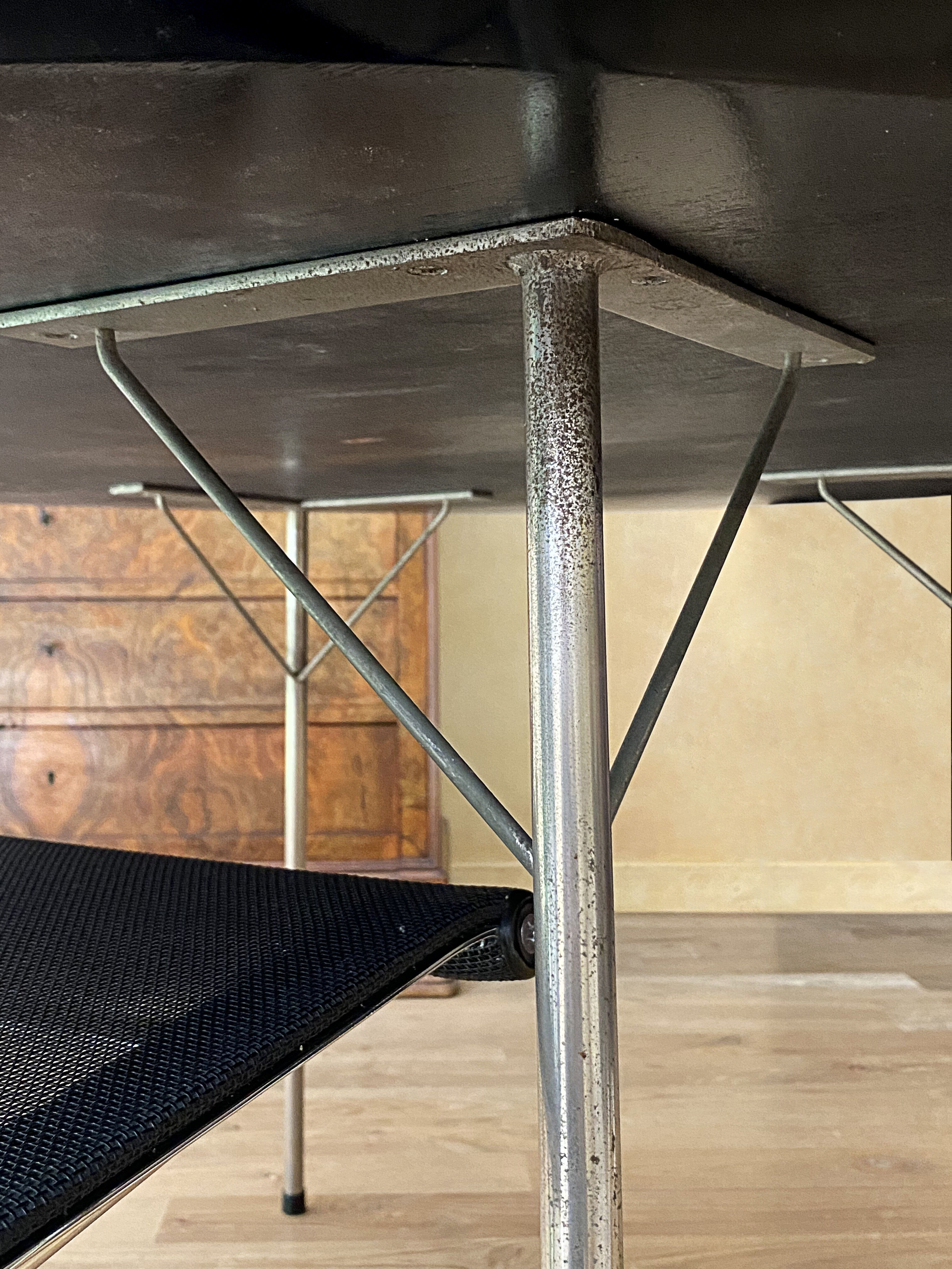 Round table N°3600 Arne Jacobsen - Fritz Hansen.