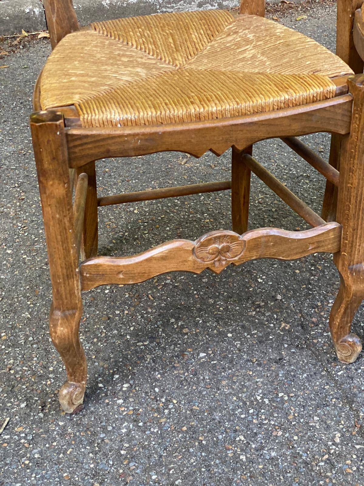2 chaises bois massif et paillées style Louis XV sculpture coquille