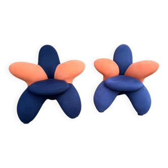 Pair of Lily chairs from the 1990s in blue and coral velvet, postmodern sculptural silhouette.