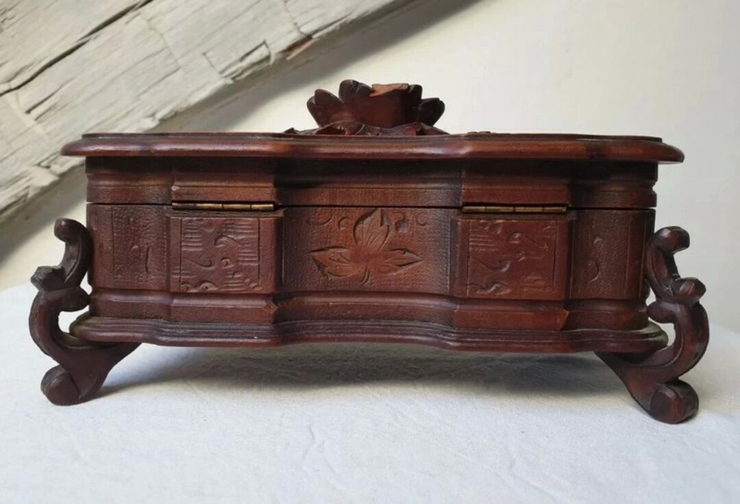Ancienne boîte à bijoux en bois de la forêt noire