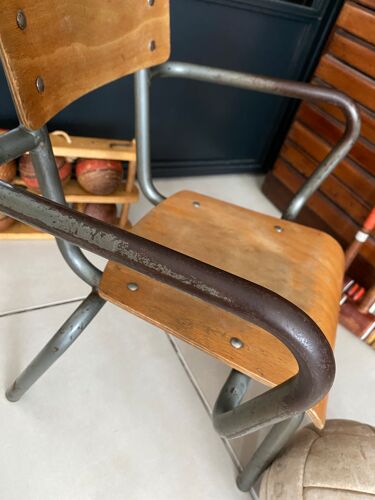 Ancienne chaise d'école Mullca avec accoudoirs