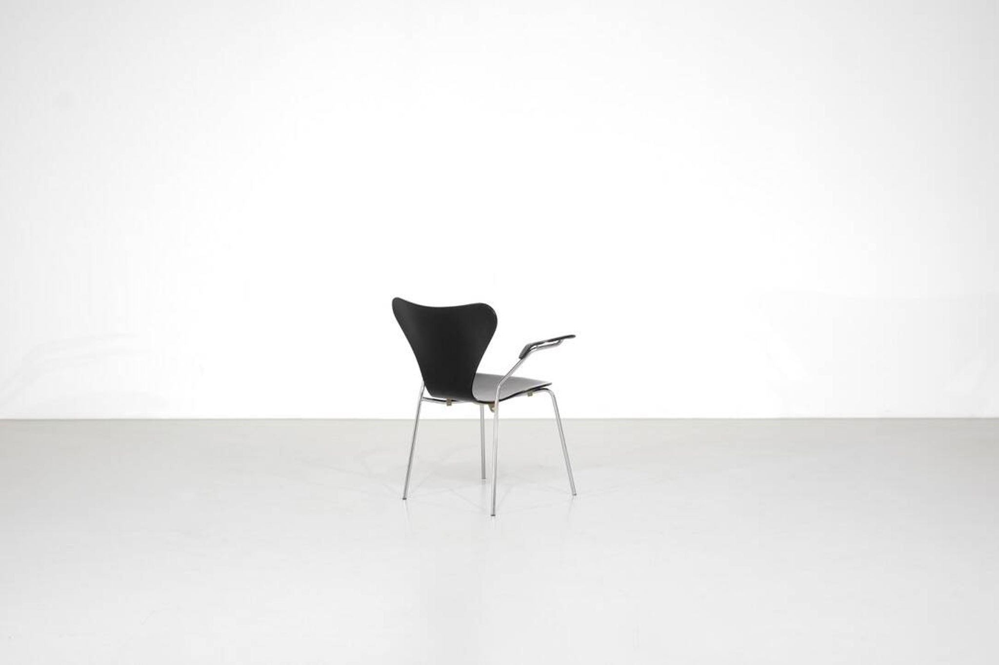 Chaise modèle " 3207 " par Arne Jacobsen pour Fritz Hansen, Danemark.