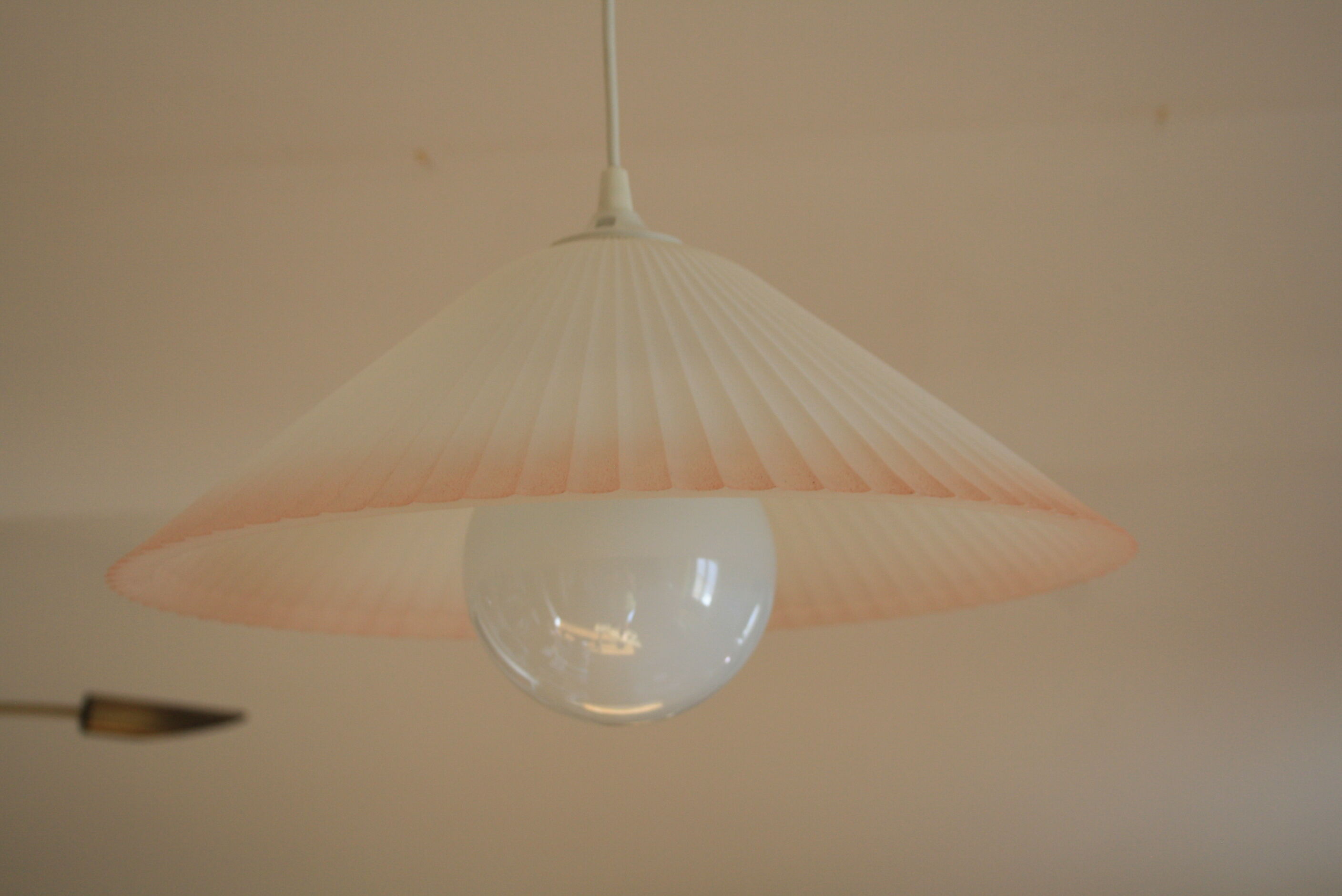 Pleated glass suspension