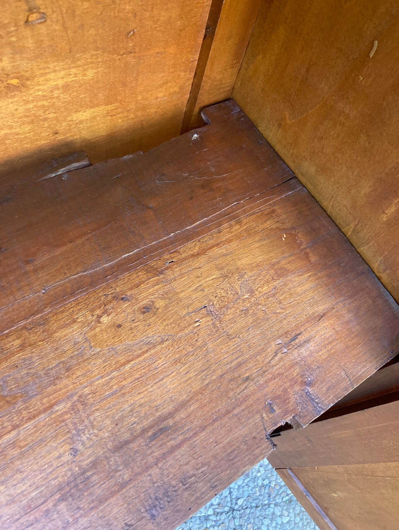 Old Parisian bonnetière