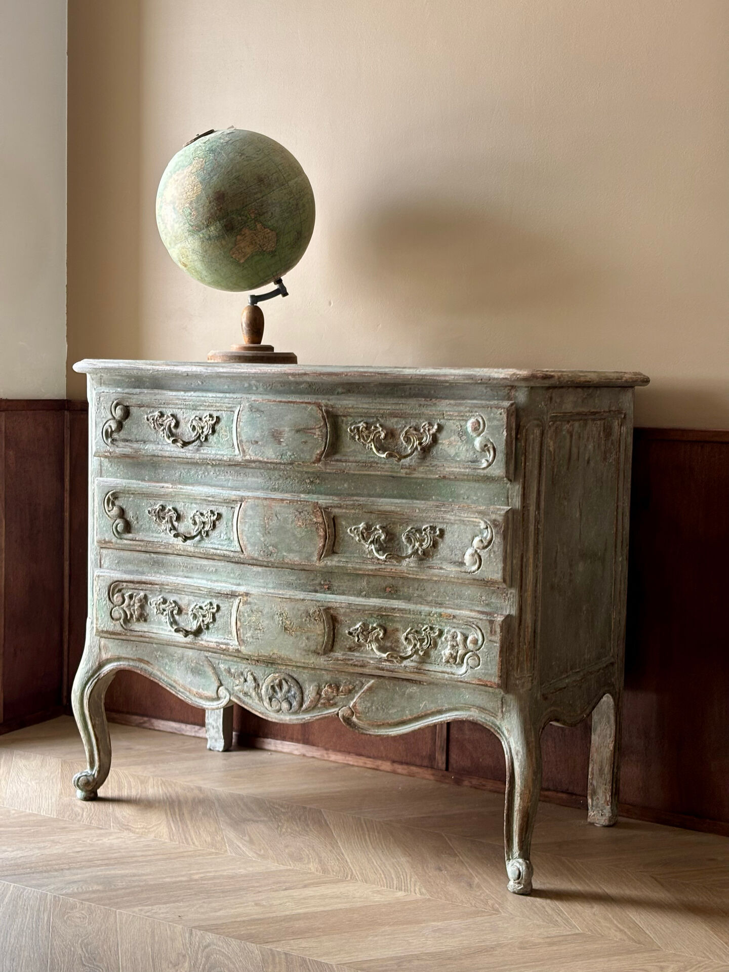 Louis XV style commode with traditional patina
