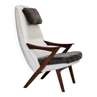 Fauteuil retapissé, tissu d'ameublement, peau de mouton véritable, teck années 1960, design scandinave,